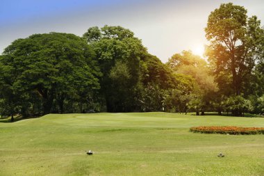 Akşam golf sahasında güneş ışığı var.