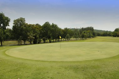Akşam golf sahasında güneş ışığı var.