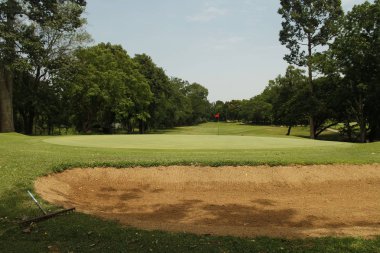 Akşam golf sahasında güneş ışığı var.