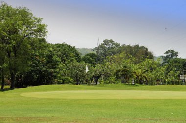 Akşam golf sahasında güneş ışığı var.