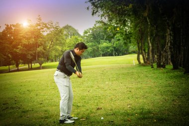 Bulanık golfçü akşam golf cour kum üzerinde golf oynarken