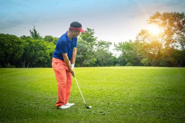 Golfçü akşam golf sahasında kum üzerinde golf oynarken, s