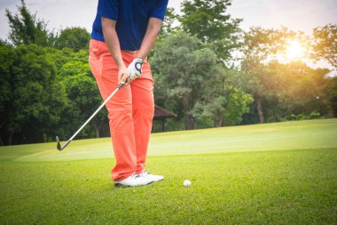 Golfçü akşam golf sahasında kum üzerinde golf oynarken, s