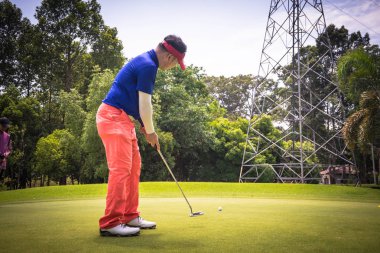 Bulanık golfçü akşam golf cour kum üzerinde golf oynarken