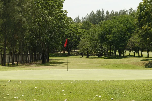 Kvälls golfbanan har solljus som lyser ner på golfbanan — Stockfoto