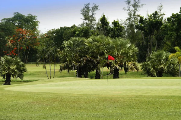 O campo de golfe da noite tem luz solar brilhando no campo de golfe — Fotografia de Stock