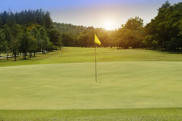 O campo de golfe da noite tem luz solar brilhando no campo de golfe — Fotografia de Stock