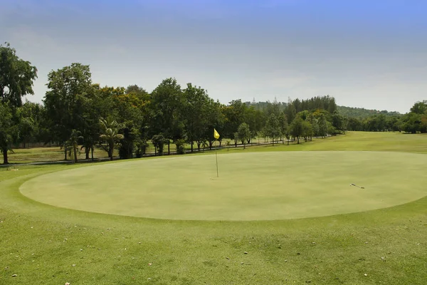 Вечірнє поле для гольфу має сонячне світло, що світиться на полі для гольфу — стокове фото