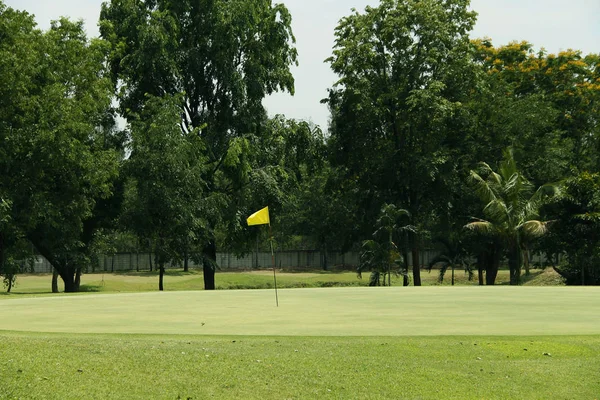 Wieczorne pole golfowe jest oświetlone światłem słonecznym na polu golfowym — Zdjęcie stockowe