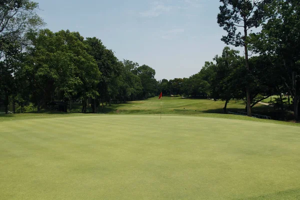 The evening golf course has sunlight shining down at golf course — Stock Photo, Image