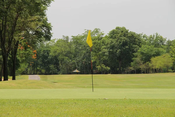 이브닝 골프 코스는 골프 코스에서 햇빛이 내리쬐고 있습니다. — 스톡 사진
