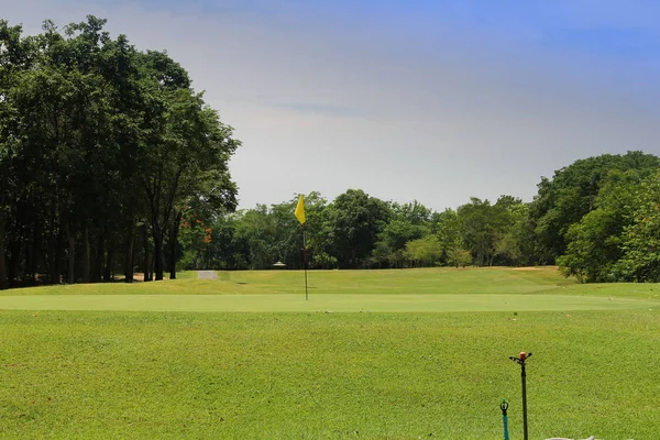 Le parcours de golf du soir a la lumière du soleil brille vers le bas sur le terrain de golf — Photo