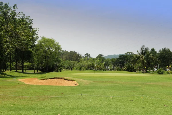 Wieczorne pole golfowe jest oświetlone światłem słonecznym na polu golfowym — Zdjęcie stockowe