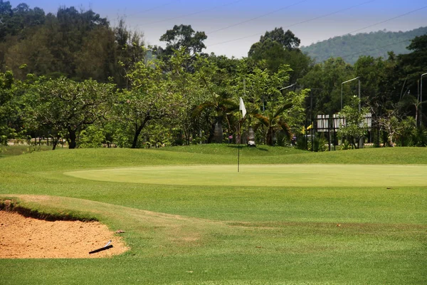 Kvälls golfbanan har solljus som lyser ner på golfbanan — Stockfoto