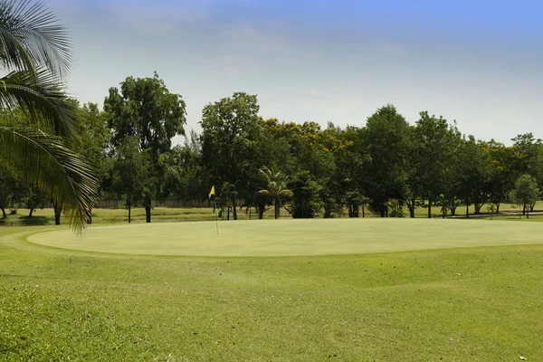 Το βραδινό γήπεδο του γκολφ λάμπει στο γήπεδο του γκολφ. — Φωτογραφία Αρχείου