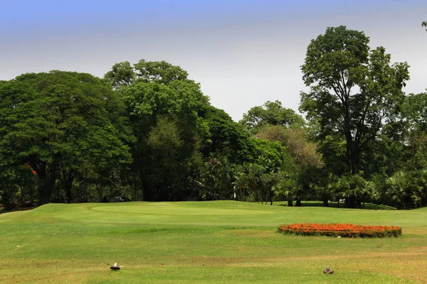 Kvälls golfbanan har solljus som lyser ner på golfbanan — Stockfoto