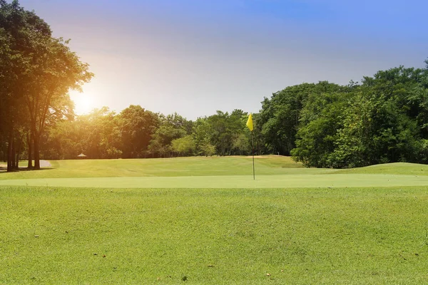 Wieczorne pole golfowe jest oświetlone światłem słonecznym na polu golfowym — Zdjęcie stockowe