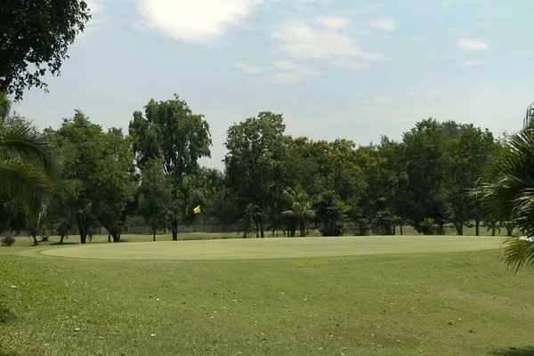 Le parcours de golf du soir a la lumière du soleil brille vers le bas sur le terrain de golf — Photo