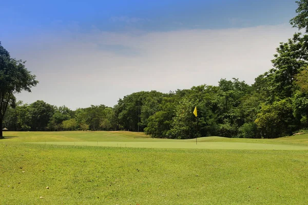 Am Abend scheint auf dem Golfplatz die Sonne — Stockfoto