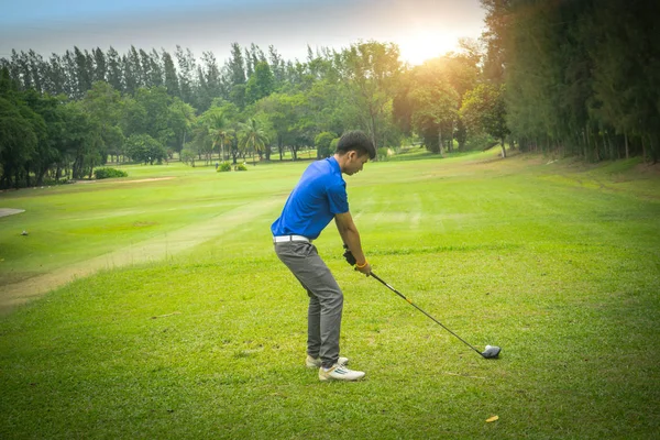 Гольфер играет в гольф на красивом поле для гольфа в вечернем гольфе — стоковое фото