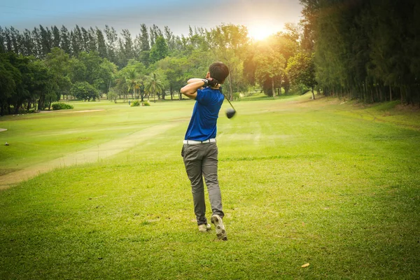 Golfista hraje golf na krásném golfovém hřišti ve večerním golfu — Stock fotografie