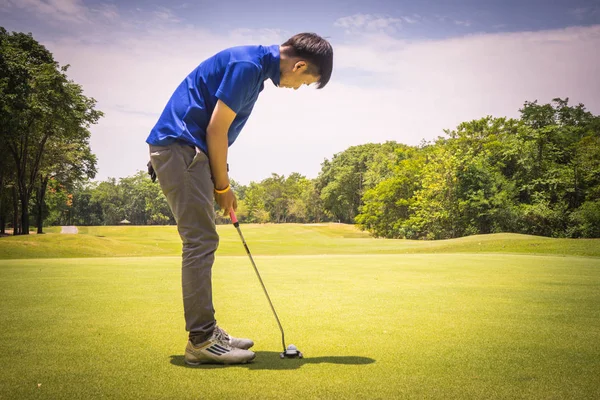 Golfeur mettre le golf dans le trou dans le beau terrain de golf. L ' — Photo