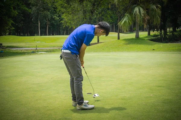 ゴルファーは美しいゴルフコースの穴にゴルフを入れて。 — ストック写真