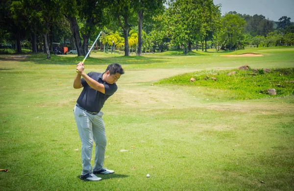 Golfista desfocado jogando golfe na areia na noite de golfe cour — Fotografia de Stock