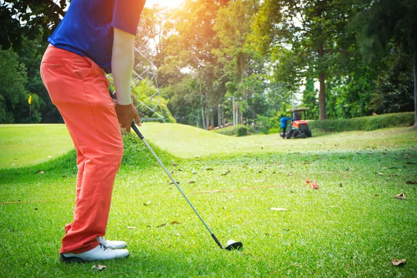 Golfista desfocado jogando golfe na areia na noite de golfe cour — Fotografia de Stock