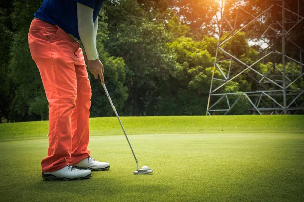 Golfista desfocado jogando golfe no campo de golfe da noite, no sol s — Fotografia de Stock