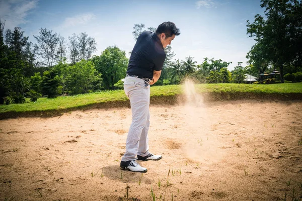 Golfista jogando golfe no buraco em belo campo de golfe. O — Fotografia de Stock
