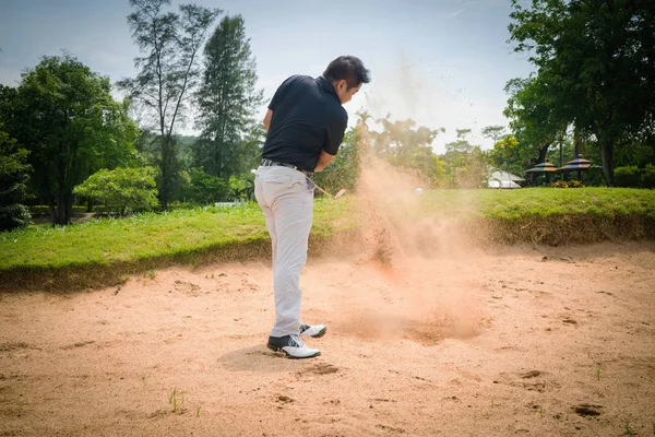 Golfista jogando golfe no buraco em belo campo de golfe. O — Fotografia de Stock