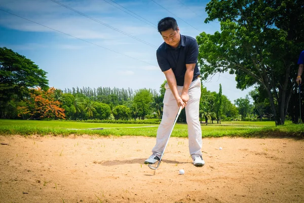 Golfista jugando al golf en el agujero en el hermoso campo de golf. El —  Fotos de Stock