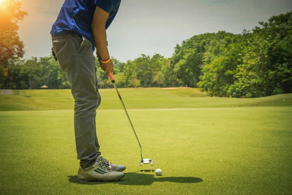 Golfista colocando golfe no buraco em belo campo de golfe. O — Fotografia de Stock