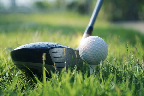 Golfbal en Golf Club in prachtige golfbaan bij zonsondergang ACHTERG — Stockfoto