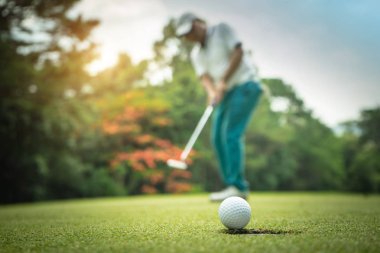 Golfçü eylem yeşil g golf topu koyarak sonra kazanmak için