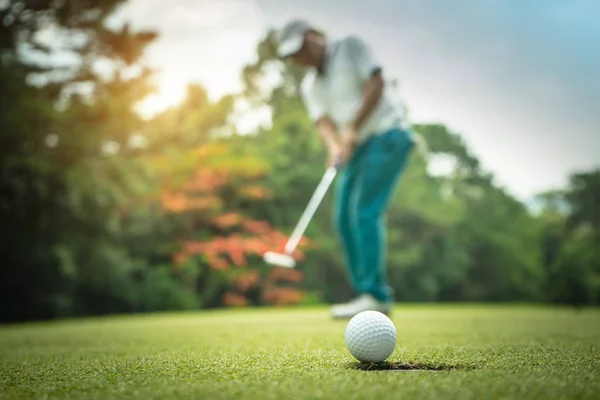 Golfozó fellépés nyerni után hosszú üzembe golflabda a zöld g — Stock Fotó