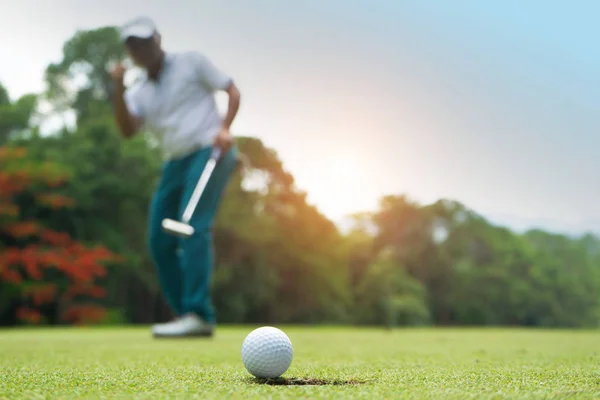 Golferova akce pro vítězství po dlouhém vložení golfového míče na zelenou g — Stock fotografie