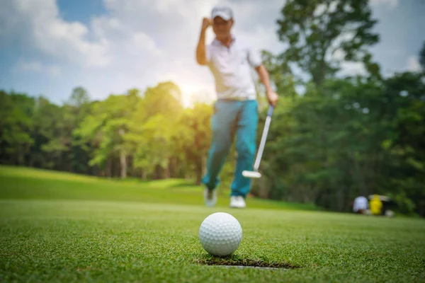 Golfozó fellépés nyerni után hosszú üzembe golflabda a zöld g — Stock Fotó