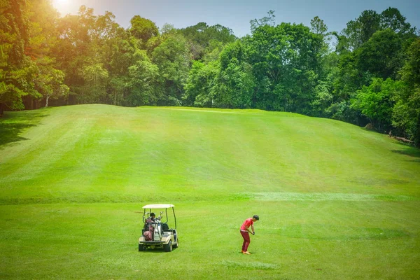 Suddig golfare spela golf i vacker golfbana. — Stockfoto