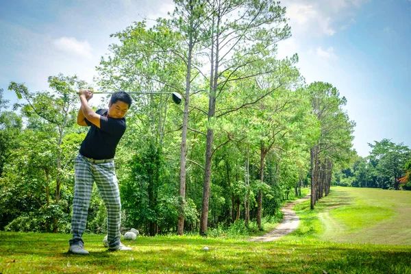 Golfare spelar golf i vacker golfbana. — Stockfoto
