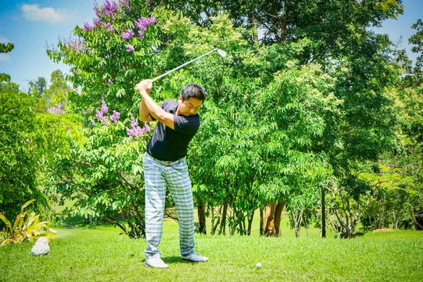 Golfista jogando golfe em belo campo de golfe . — Fotografia de Stock