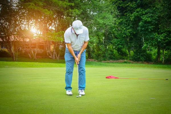 Golfeur jouant au golf dans un beau parcours de golf . — Photo