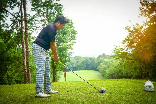 Golfer hrající Golf v krásném golfovém hřišti. — Stock fotografie