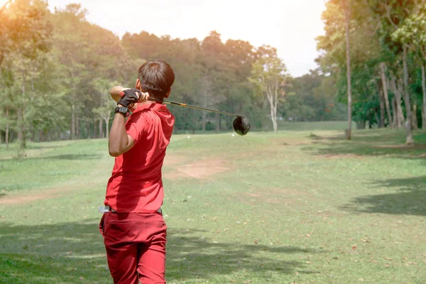 Golfozó golfozni a gyönyörű golfpályán. — Stock Fotó