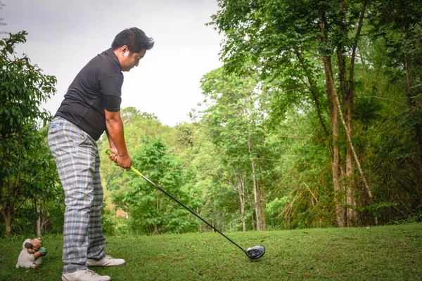 Golfer hrající Golf v krásném golfovém hřišti. — Stock fotografie