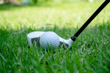 Tayland 'daki güzel golf sahasında golf ve golf sopası. Birlikte