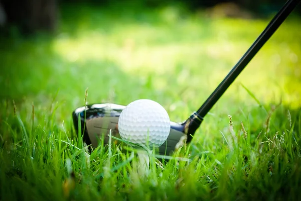 Bola de golfe e clube de golfe em belo campo de golfe na Tailândia. Co — Fotografia de Stock