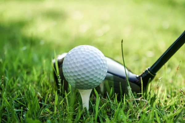 Bola de golfe e clube de golfe em belo campo de golfe na Tailândia. Co — Fotografia de Stock