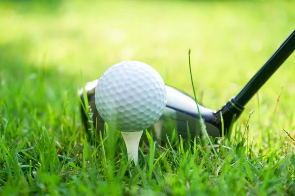 Bola de golfe e clube de golfe em belo campo de golfe na Tailândia. Co — Fotografia de Stock